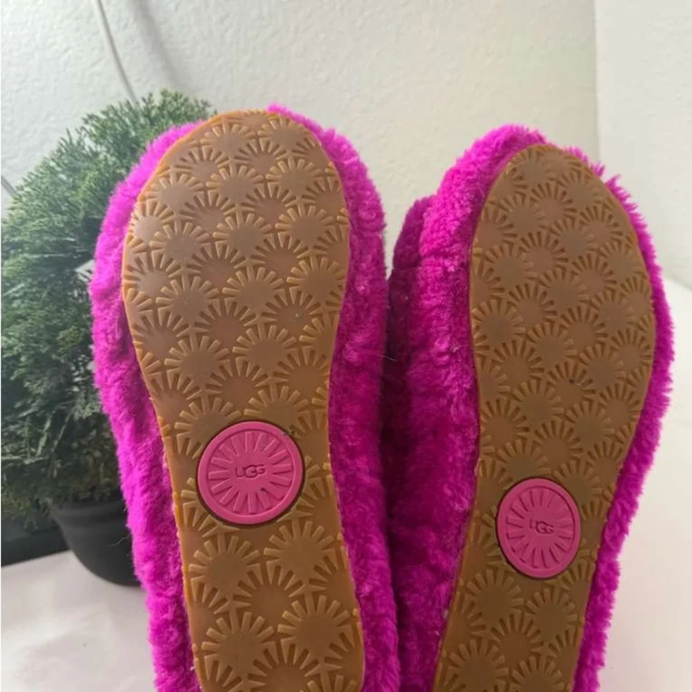 UGG Fuchsia Fluffy Sandals - Picture 6 of 6